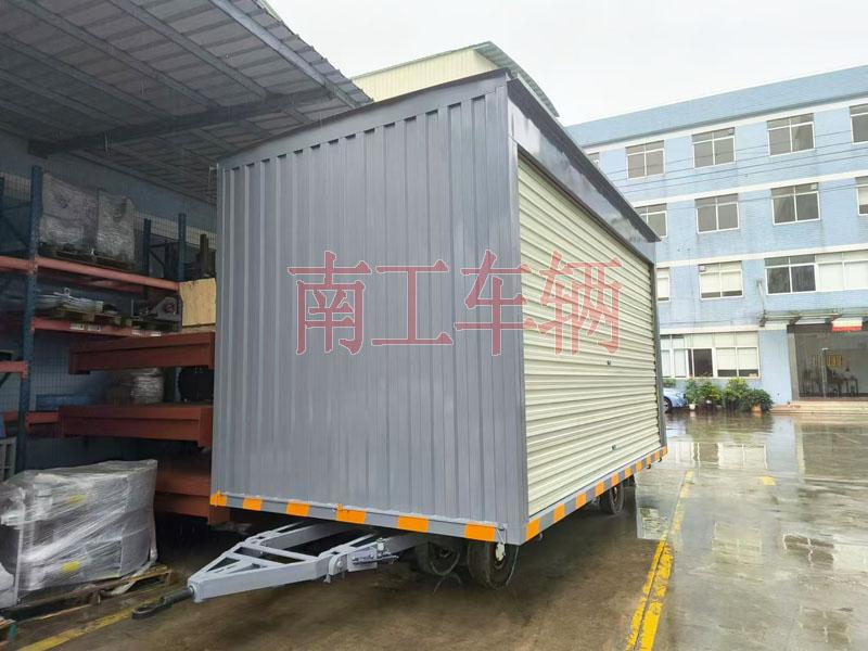 10吨箱式天博网页版_天博（中国）两侧带卷帘门 牵引雨篷拖车